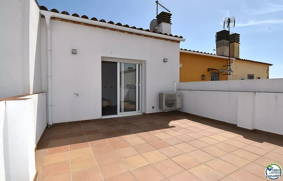 EMPURIABRAVA: Neues Haus mit zwei Schlafzimmern, Terrasse und Garage zu verkaufen