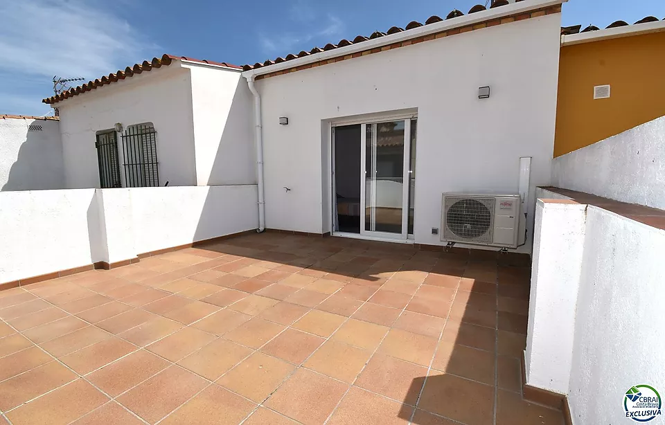 EMPURIABRAVA: Neues Haus mit zwei Schlafzimmern, Terrasse und Garage zu verkaufen