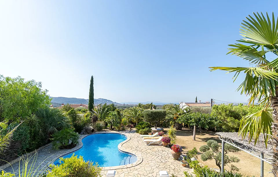 Preciosa casa amb vistes al mar i piscina a Mas Fumats