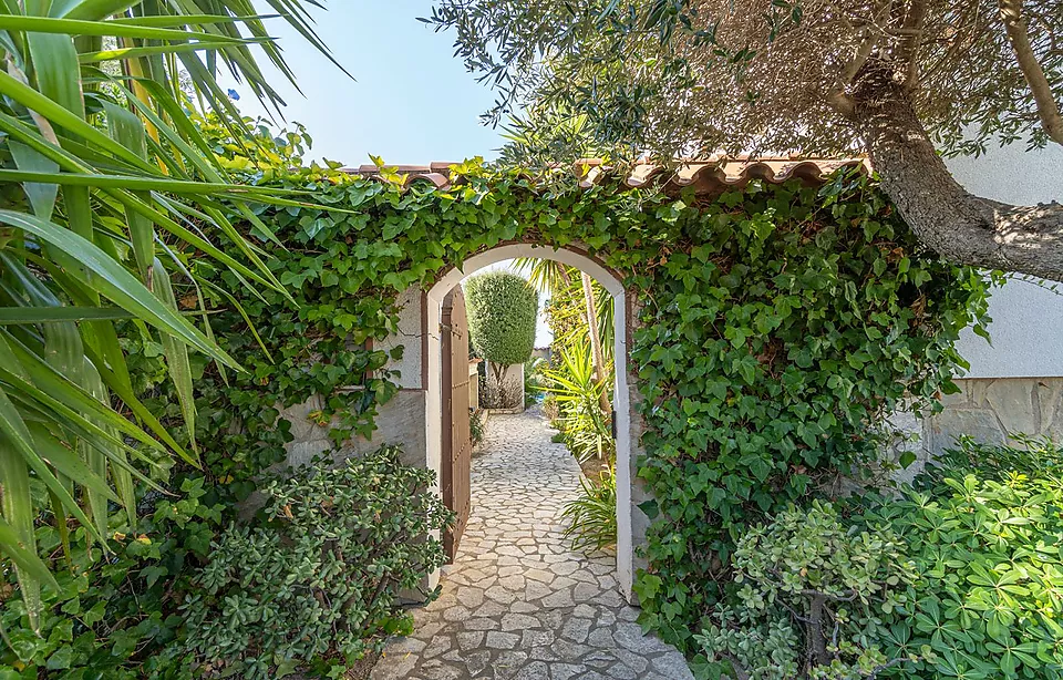 Preciosa casa amb vistes al mar i piscina a Mas Fumats