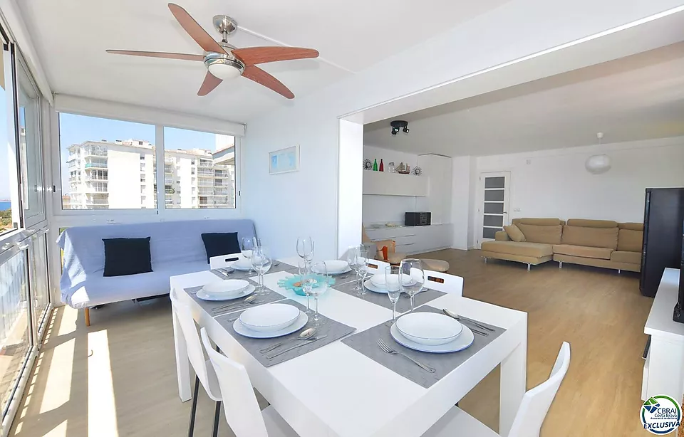 Impressionant apartament amb vistes panoràmiques al mar, reformat, aparcament inclòs. Una visita obligada!