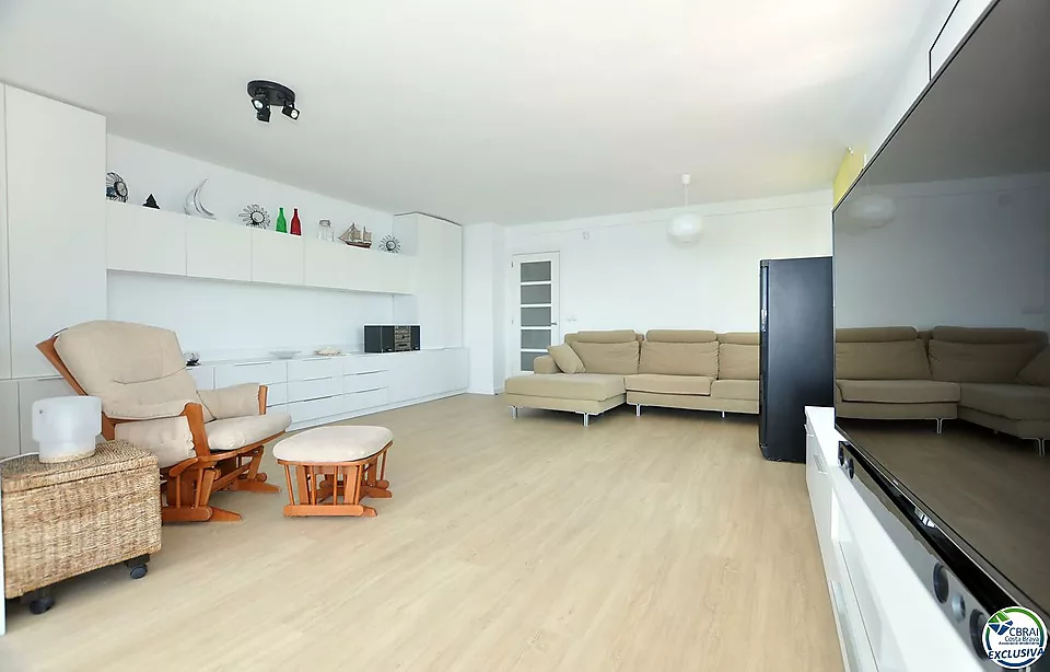 Impressionant apartament amb vistes panoràmiques al mar, reformat, aparcament inclòs. Una visita obligada!