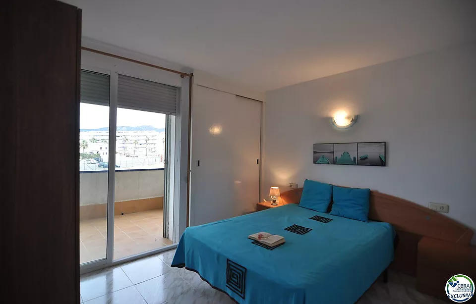 Apartament de 3 dormitoris amb amarratge de 2,50x8 mts a Roses Santa Margarita