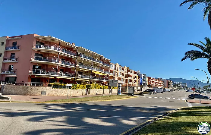 Bel appartement de 2 chambres, meublé et rénové avec goût, avec parking privé, situé à proximité de la plage et des commerces.