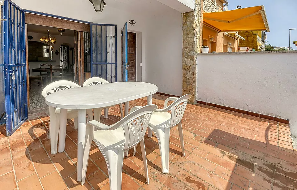 Semi-detached house in Empuriabrava with 3 bedrooms, terrace and garage