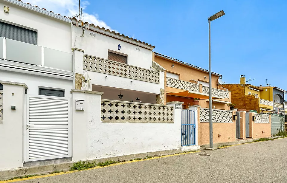 Semi-detached house in Empuriabrava with 3 bedrooms, terrace and garage