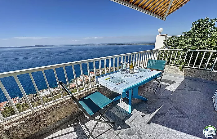 2 BEDROOM JEWEL WITH PARKING WITH PANORAMIC SEA VIEWS