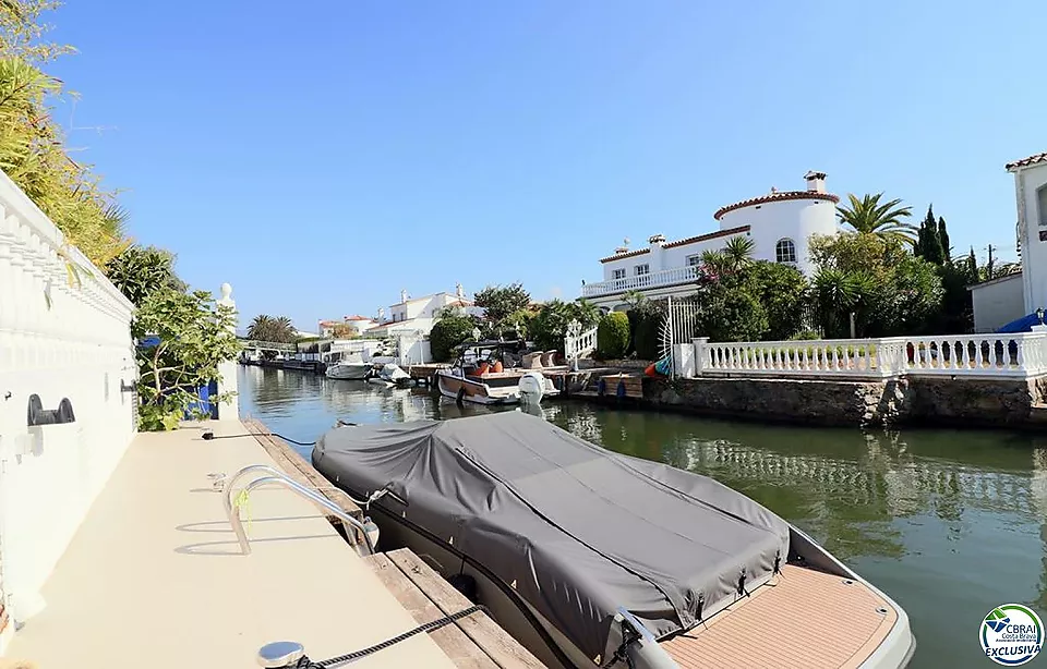 Villa sur le canal avec 12 m d´amarrage, avec appartement d´invité