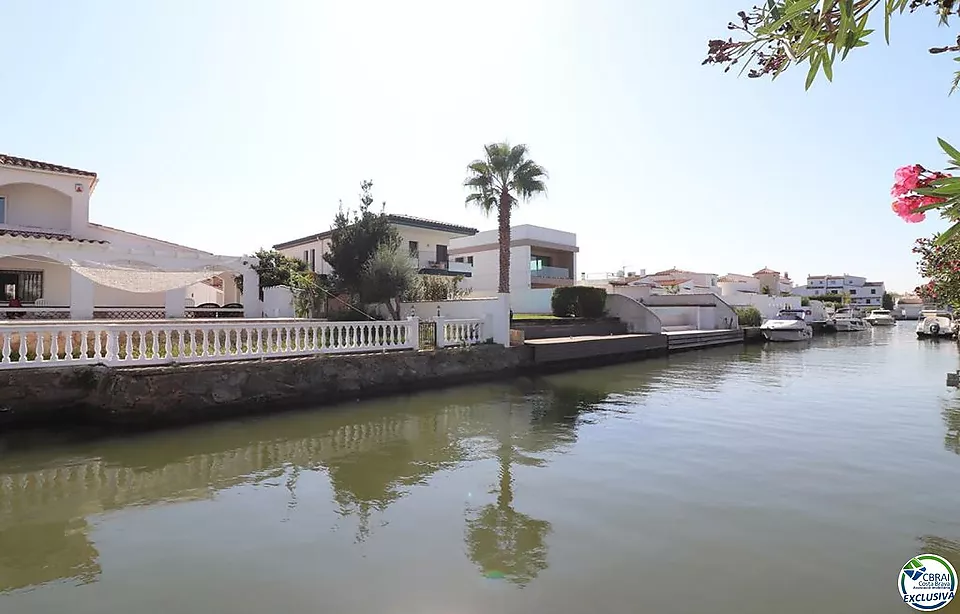 Villa sur le canal avec 12 m d´amarrage, avec appartement d´invité