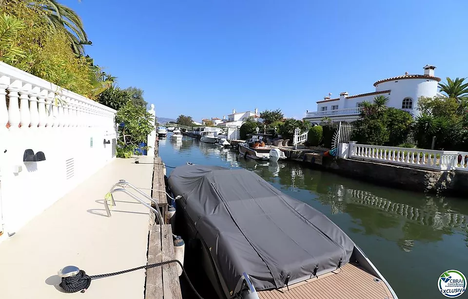 Villa sur le canal avec 12 m d´amarrage, avec appartement d´invité