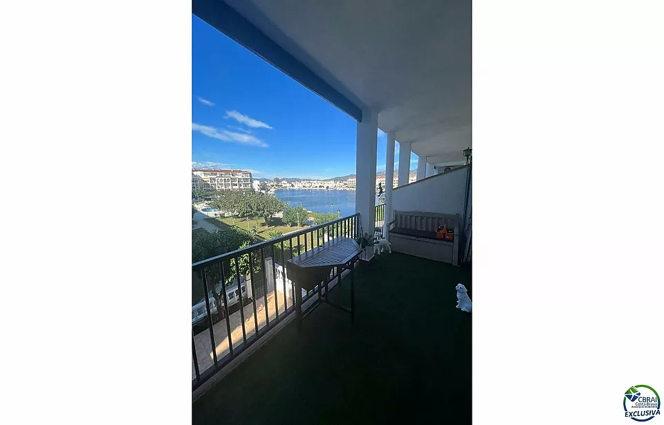 Apartament al gran llac amb terrassa, amarre en lloguer, piscina comunitaria