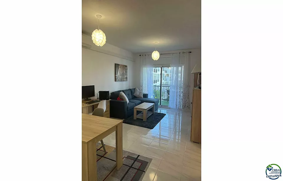 Apartament al gran llac amb terrassa, amarre en lloguer, piscina comunitaria