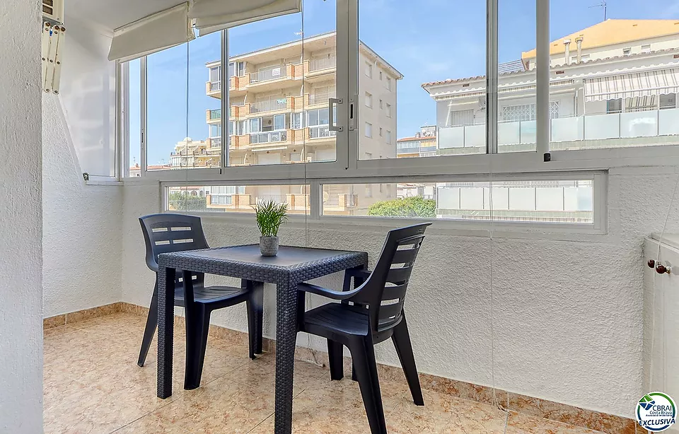 Acollidor apartament situat a 200m de la platja a Roses