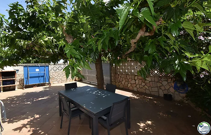 Casa de quatre dormitoris amb jardí i piscina