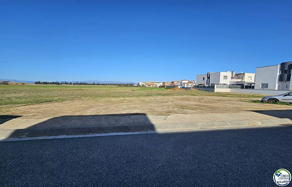 TERRENO EN VENTA - ZONA RESIDENCIAL EN EMPURIABRAVA