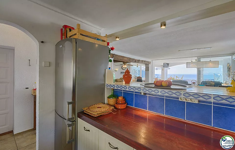 Large penthouse with superb sea views of the Bay of Roses