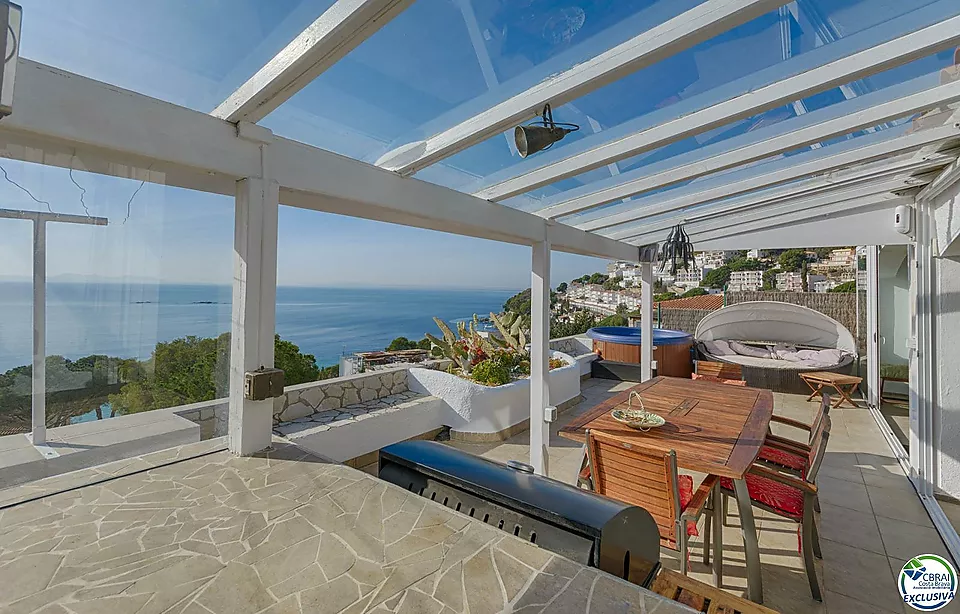 Large penthouse with superb sea views of the Bay of Roses