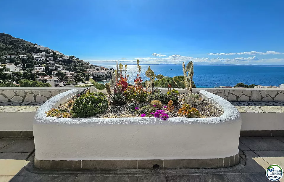 Large penthouse with superb sea views of the Bay of Roses