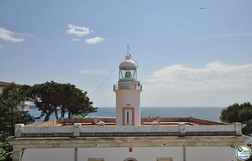 Large penthouse with superb sea views of the Bay of Roses