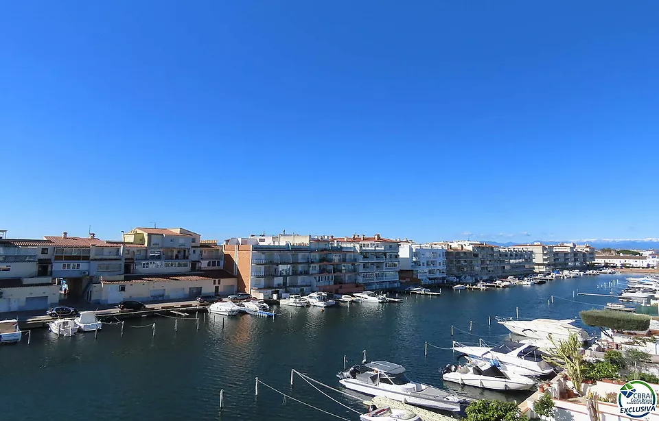 Bel grand appartement près de la plage à vendre avec vue sur le canal