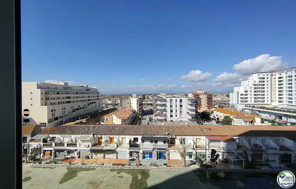 Estudi per renovar a edifici davant la platja d´Empuriabrava