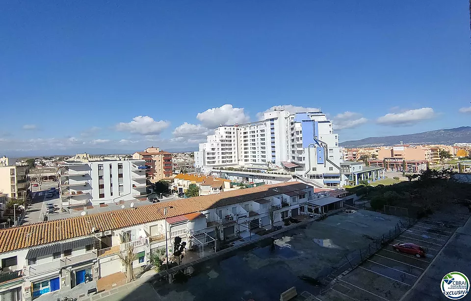 Estudi per renovar a edifici davant la platja d´Empuriabrava