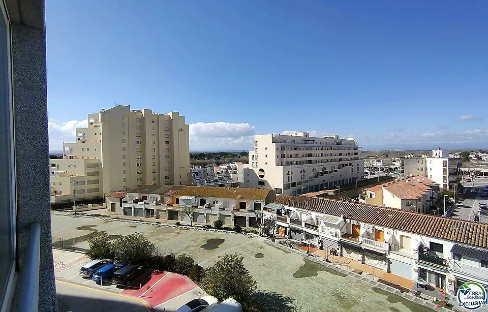 Estudi per renovar a edifici davant la platja d´Empuriabrava