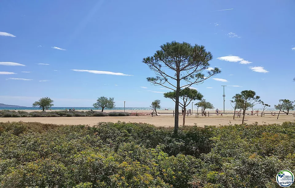 Estudi per renovar a edifici davant la platja d´Empuriabrava