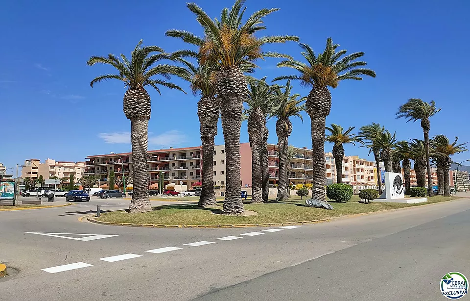 Estudi per renovar a edifici davant la platja d´Empuriabrava