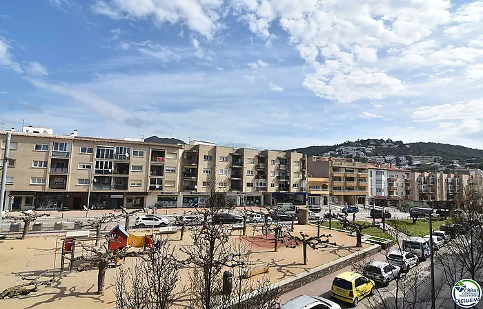 Apartament de 92 m2 i 8 m2 de terrassa, situat al centre de Roses.