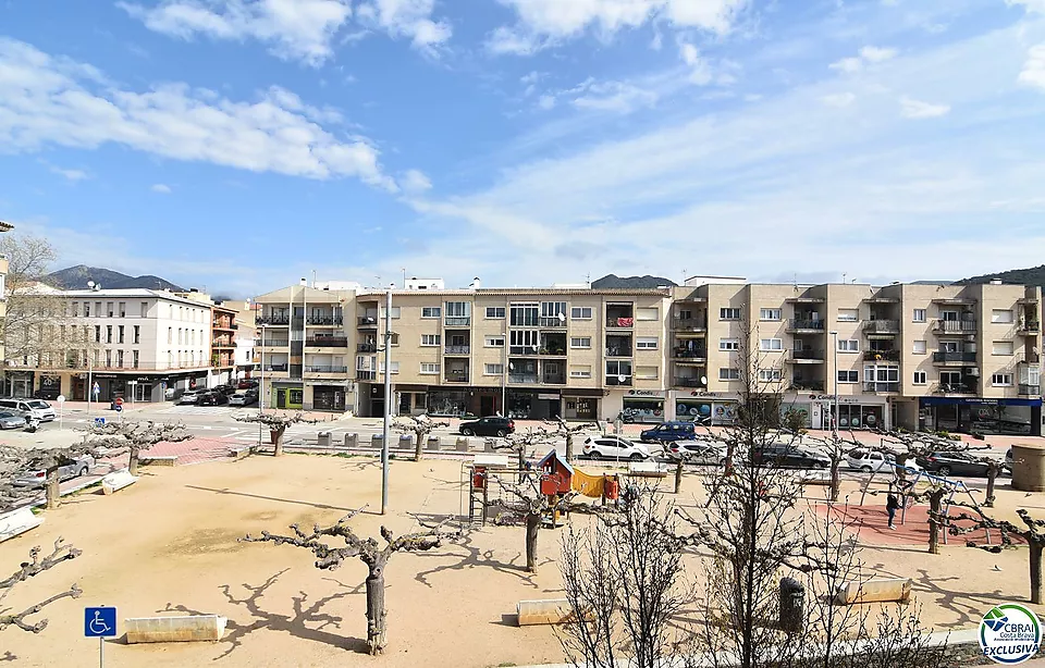 Apartament de 92 m2 i 8 m2 de terrassa, situat al centre de Roses.