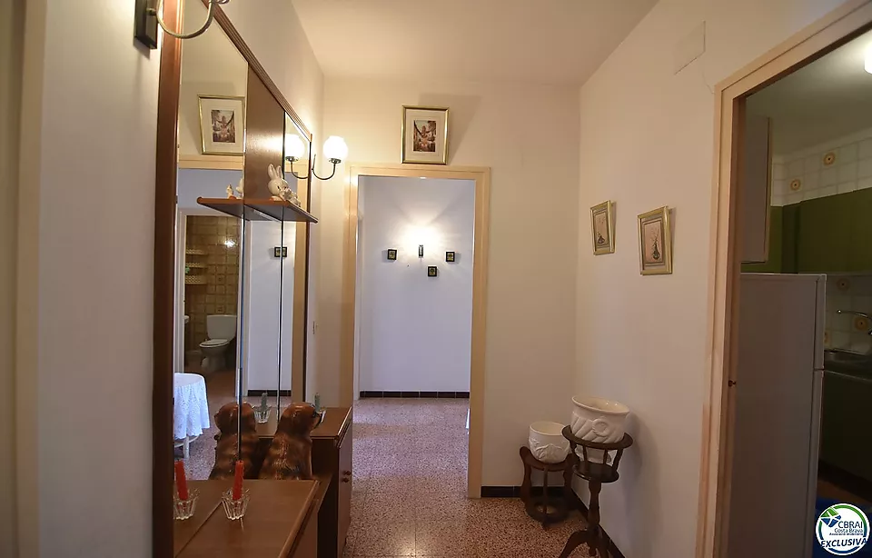 Apartament de 92 m2 i 8 m2 de terrassa, situat al centre de Roses.