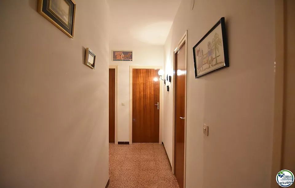 Apartament de 92 m2 i 8 m2 de terrassa, situat al centre de Roses.