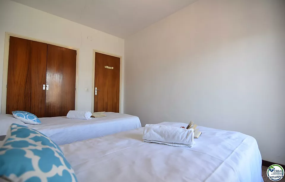 Apartament de 92 m2 i 8 m2 de terrassa, situat al centre de Roses.