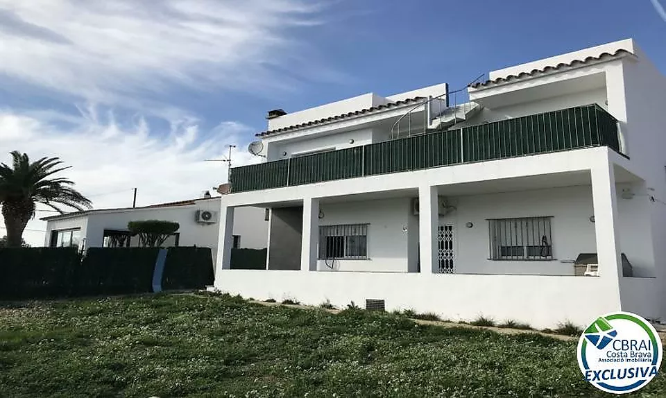 Encantadora Casa Renovada a Urbanització Tranquil·la de Roses