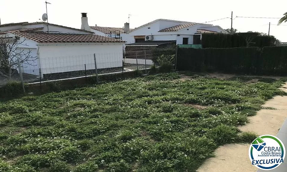 Encantadora Casa Renovada a Urbanització Tranquil·la de Roses