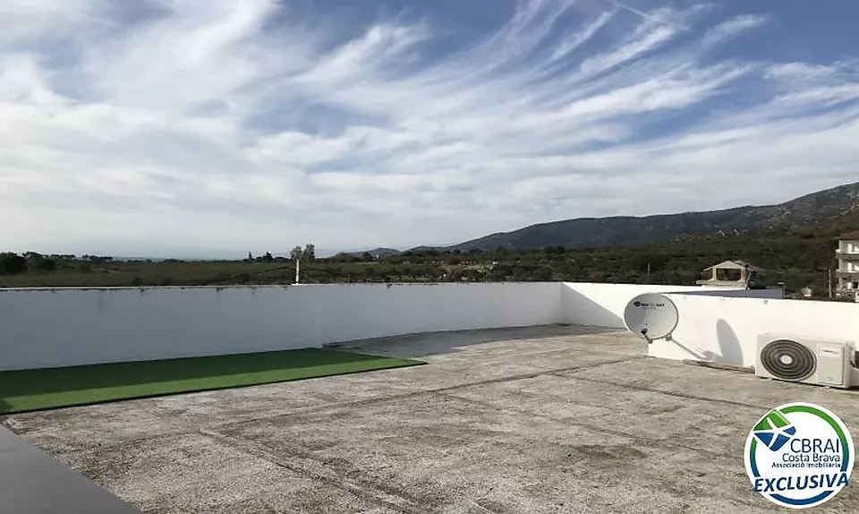 Encantadora Casa Renovada a Urbanització Tranquil·la de Roses