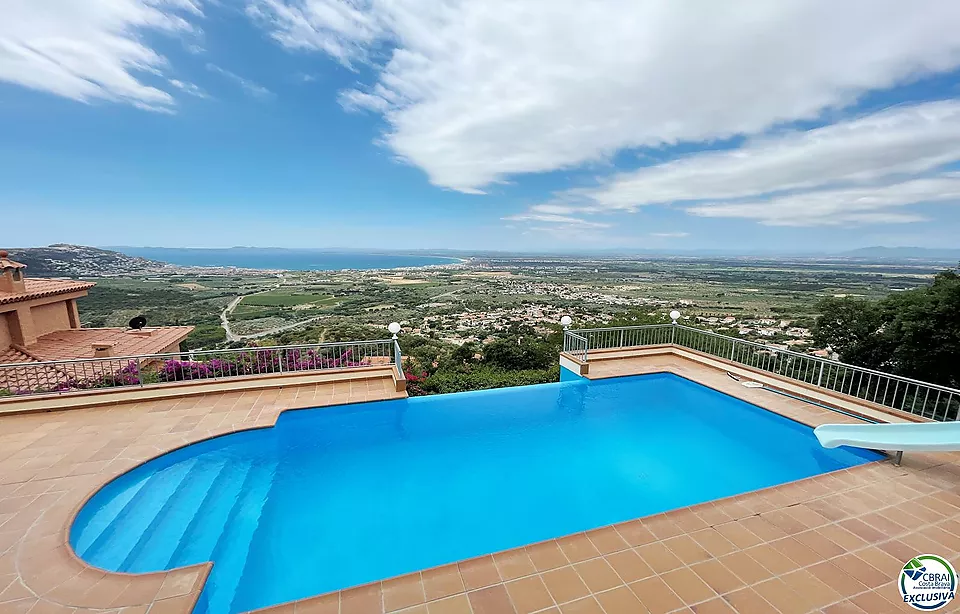 Gran casa con vistas al mar, piscina y licencia turística