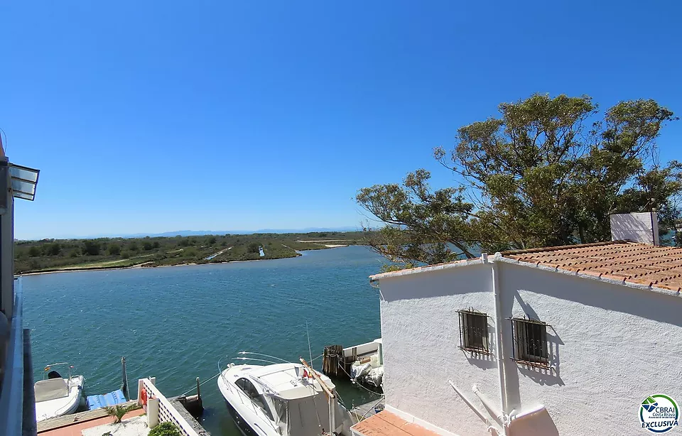 Bell pis de gran superfície a poca distància de la platja de Roses, Santa Margarita