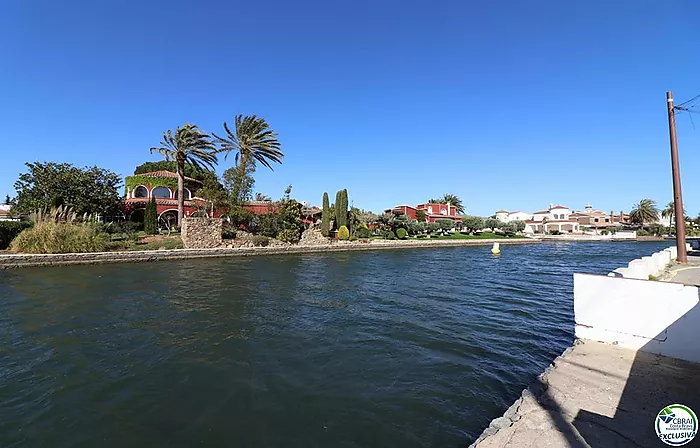 Maison au bord du canal avec amarrage de 10 mètres près de la plage