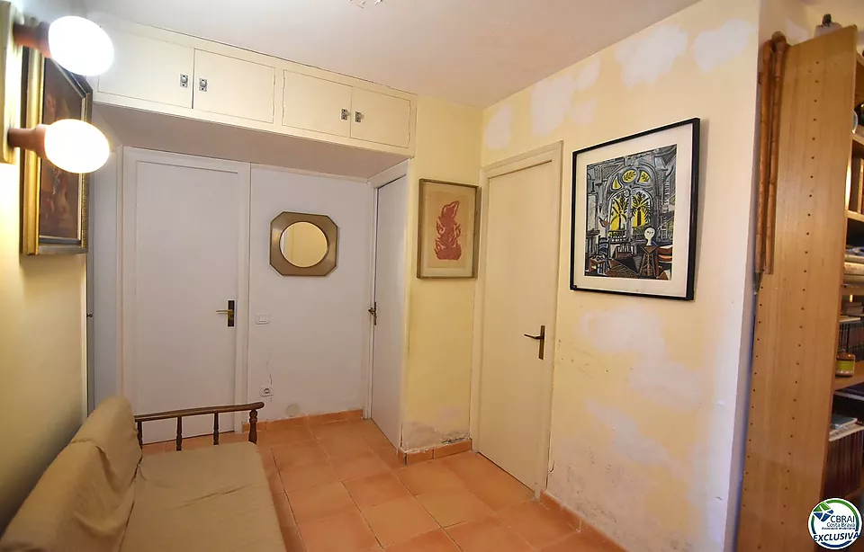 Oportunidad un piso a renovar en Santa Margarita, Roses, con un amplio jardín privado de 207 m2.