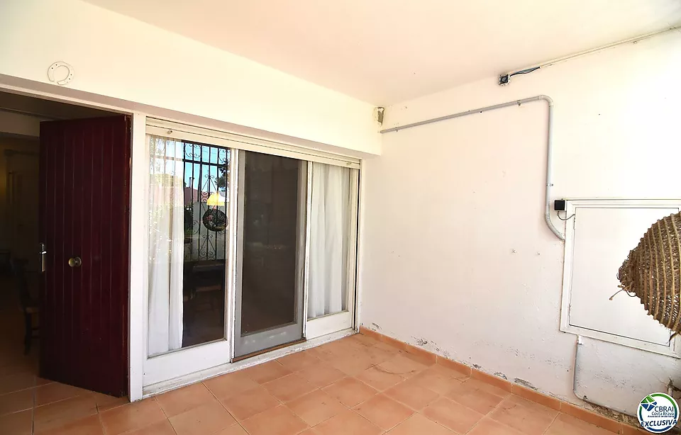 Oportunidad un piso a renovar en Santa Margarita, Roses, con un amplio jardín privado de 207 m2.