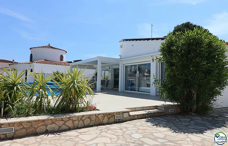 Villa avec Licence Touristique, Piscine, 4 Chambres au Rez-de-Chaussée