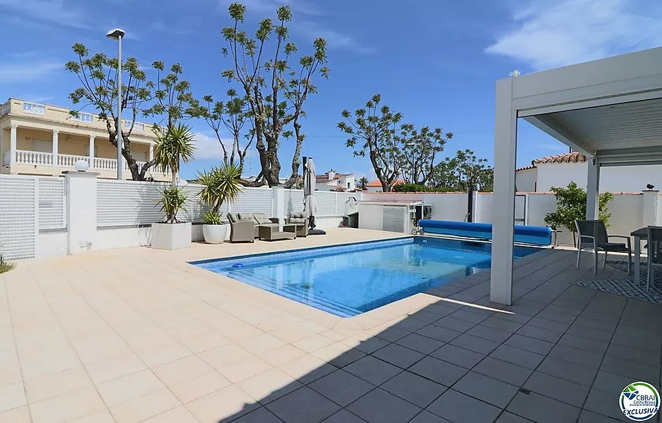 Villa avec Licence Touristique, Piscine, 4 Chambres au Rez-de-Chaussée