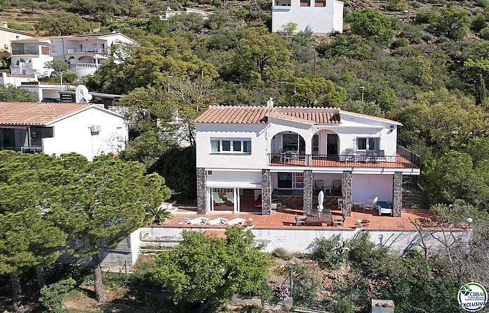 Haus mit Meerblick, Schwimmbad und Touristenlizenz