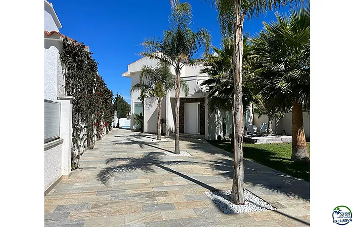 Empuriabrava belle maison moderne avec piscine et amarre proche de la plage, salle à vivre de 99 m2