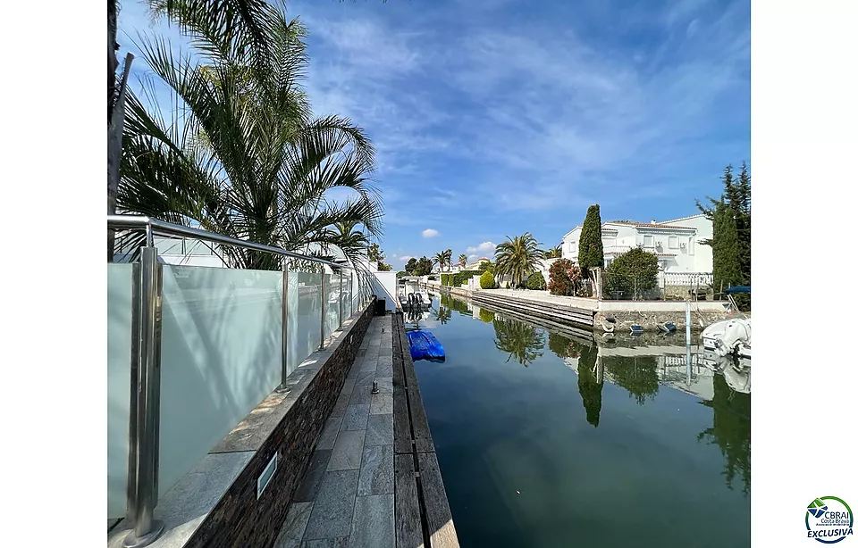 Empuriabrava beautiful modern house with pool and mooring near the beach, living room of 99 m2