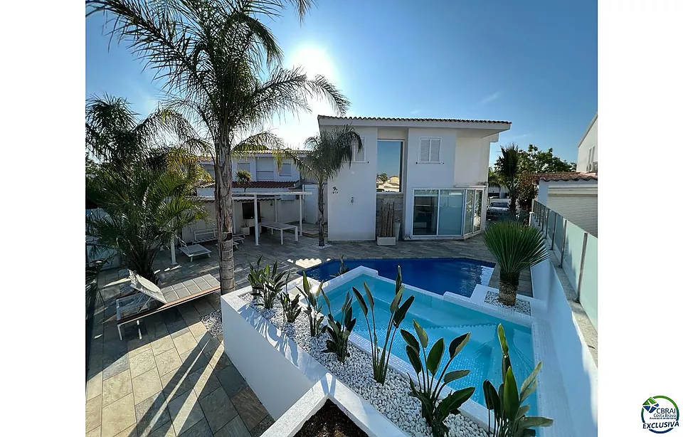 Empuriabrava beautiful modern house with pool and mooring near the beach, living room of 99 m2