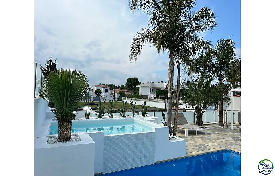 Empuriabrava beautiful modern house with pool and mooring near the beach, living room of 99 m2