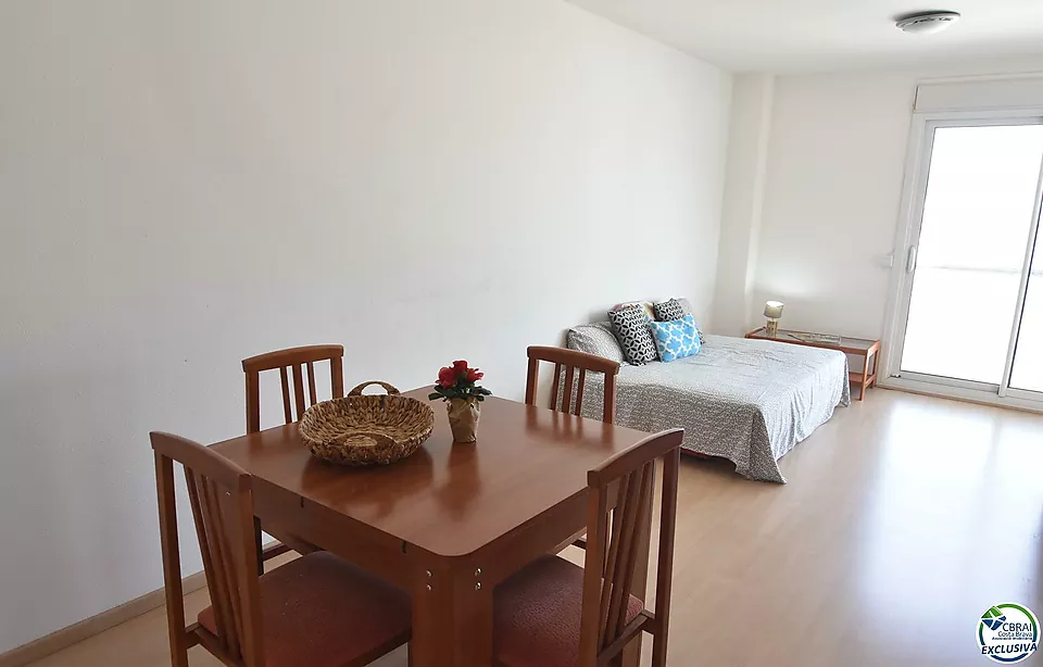 Wohnung - Wohnung zum Verkauf in Roses, mit 66 m2, 2 Schlafzimmern und 1 Badezimmer, Aufzug, Gemeinschaftspool und Garten.